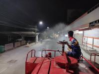 ดับเพลิงนครแม่สอด ออกฉีดล้างถนน เพื่อลดฝุ่น pm2.5 ถนนบัวคูณ