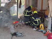 ดับเพลิงนครแม่สอด ออกกำจัดรังผึ้งบ้านประชาชน ตำบลแม่ปะ