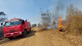 ดับเพลิงนครแม่สอด ออกระงับเหตุเพลิงไหม้หญ้าแห้งลุกลาม บริเวณหลังป้อมตำรวจ 402 ตำบลแม่ปะ