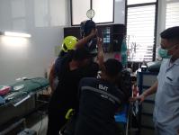 ดับเพลิงนครแม่สอด ออกช่วยเหลือผู้บาดเจ็บมือติดเครื่องบดถั่ว ณ โรงพยาบาลแม่สอด