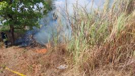 ดับเพลิงนครแม่สอด ออกระงับเหตุเพลิงไหม้ป่ารกร้างใกล้บ้านประชาชน ชุมชนสองแคว 2