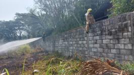 ดับเพลิงนครแม่สอด ออกระงับเหตุเพลิงไหม้ป่ารกร้างใกล้บ้านประชาชน ชุมชนสองแคว 2