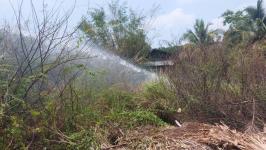 ดับเพลิงนครแม่สอด ออกระงับเหตุเพลิงไหม้ป่ารกร้างใกล้บ้านประชาชน ชุมชนสองแคว 2(จุดเดิม)