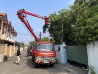 ดับเพลิงนครแม่สอด ออกตัดต้นไม้ใกล้สายไฟหน้าบ้านประชาชน ซอยน้ำดื่มเจอาร์