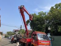 ดับเพลิงนครแม่สอด ออกตัดต้นไม้ใกล้สายไฟหน้าบ้านประชาชน ซอยน้ำดื่มเจอาร์