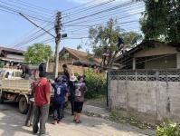 ดับเพลิงนครแม่สอด ออกตัดต้นไม้ใกล้สายไฟหน้าบ้านประชาชน ซอยน้ำดื่มเจอาร์