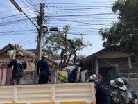 ดับเพลิงนครแม่สอด ออกตัดต้นไม้ใกล้สายไฟหน้าบ้านประชาชน ซอยน้ำดื่มเจอาร์