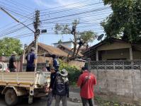 ดับเพลิงนครแม่สอด ออกตัดต้นไม้ใกล้สายไฟหน้าบ้านประชาชน ซอยน้ำดื่มเจอาร์