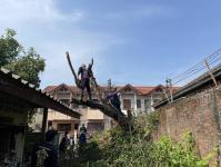 ดับเพลิงนครแม่สอด ออกตัดต้นไม้ใกล้สายไฟหน้าบ้านประชาชน ซอยน้ำดื่มเจอาร์