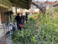 ดับเพลิงนครแม่สอด ออกตัดต้นไม้ใกล้สายไฟหน้าบ้านประชาชน ซอยน้ำดื่มเจอาร์