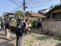 ดับเพลิงนครแม่สอด ออกตัดต้นไม้ใกล้สายไฟหน้าบ้านประชาชน ซอยน้ำดื่มเจอาร์