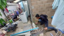 ดับเพลิงนครแม่สอด ออกจับงูเข้าบ้านประชาชนใกล้โรงแรม ซี เค ฮิลล์