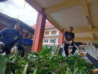 ดับเพลิงนครแม่สอด ออกตัดต้นไม้หน้าบ้านประชาชน บริเวณหลังวัดชุมพลคีรี