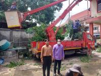 ดับเพลิงนครแม่สอด ออกตัดต้นไม้หน้าบ้านประชาชน บริเวณหลังวัดชุมพลคีรี