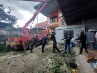 ดับเพลิงนครแม่สอด ออกตัดต้นไม้หน้าบ้านประชาชน บริเวณหลังวัดชุมพลคีรี