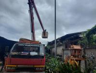 ดับเพลิงนครแม่สอด ออกตัดต้นไม้หน้าบ้านประชาชน บริเวณหลังวัดชุมพลคีรี