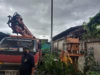 ดับเพลิงนครแม่สอด ออกตัดต้นไม้หน้าบ้านประชาชน บริเวณหลังวัดชุมพลคีรี