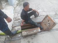 ดับเพลิงนครแม่สอด ออกฉีดดันท่อระบายน้ำ ซอยรีสอร์ทบ้านสวรรค์ 