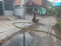 ดับเพลิงนครแม่สอด ออกฉีดดันท่อระบายน้ำ ซอยรีสอร์ทบ้านสวรรค์ 