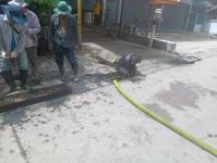 ดับเพลิงนครแม่สอด ออกฉีดดันท่อระบายน้ำ ซอยรีสอร์ทบ้านสวรรค์ 