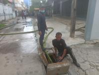 ดับเพลิงนครแม่สอด ออกฉีดดันท่อระบายน้ำ ซอยรีสอร์ทบ้านสวรรค์ 