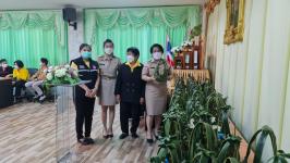 คุณอัมพร แสงราช ผู้สูงอายุชุมชนสองแคว1 ปราชญ์เรื่อง สานใบมะพร้าว และจัดทำตุง