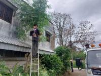 ดับเพลิงนครแม่สอด ออกตัดต้นไม้ซอยชุมชนร่วมแรง