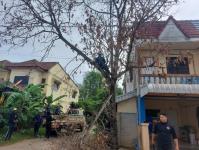 ดับเพลิงนครแม่สอด ออกตัดต้นไม้ซอยชุมชนร่วมแรง