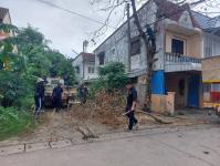 ดับเพลิงนครแม่สอด ออกตัดต้นไม้ซอยชุมชนร่วมแรง