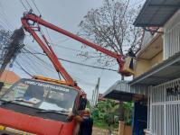 ดับเพลิงนครแม่สอด ออกตัดต้นไม้ซอยชุมชนร่วมแรง