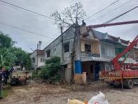 ดับเพลิงนครแม่สอด ออกตัดต้นไม้ซอยชุมชนร่วมแรง