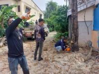 ดับเพลิงนครแม่สอด ออกตัดต้นไม้ซอยชุมชนร่วมแรง