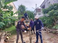 ดับเพลิงนครแม่สอด ออกตัดต้นไม้ซอยชุมชนร่วมแรง