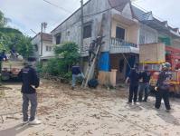 ดับเพลิงนครแม่สอด ออกตัดต้นไม้ซอยชุมชนร่วมแรง