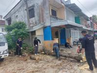 ดับเพลิงนครแม่สอด ออกตัดต้นไม้ซอยชุมชนร่วมแรง