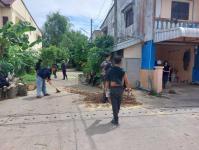 ดับเพลิงนครแม่สอด ออกตัดต้นไม้ซอยชุมชนร่วมแรง