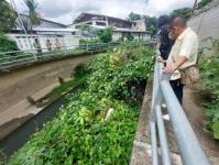 ดับเพลิงนครแม่สอด ออกตัดต้นไม้ในคลองชลประทาน ชุมชนจ๊อกจอสามัคคี