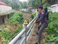 ดับเพลิงนครแม่สอด ออกตัดต้นไม้ในคลองชลประทาน ชุมชนจ๊อกจอสามัคคี