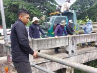 ดับเพลิงนครแม่สอด ออกตัดต้นไม้ในคลองชลประทาน ชุมชนจ๊อกจอสามัคคี