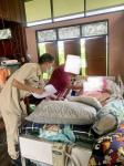 ลงพื้นที่เยี่ยมบ้านครัวเรือนประสบปัญหาด้านการครองชีพ