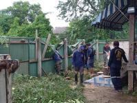 ดับเพลิงนครแม่สอด ออกตัดต้นไม้ล้มทับรั้วบ้านประชาชน ชุมชนประชารักษ์