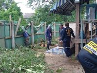 ดับเพลิงนครแม่สอด ออกตัดต้นไม้ล้มทับรั้วบ้านประชาชน ชุมชนประชารักษ์