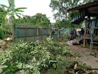 ดับเพลิงนครแม่สอด ออกตัดต้นไม้ล้มทับรั้วบ้านประชาชน ชุมชนประชารักษ์