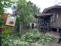 ดับเพลิงนครแม่สอด ออกตัดต้นไม้ล้มทับรั้วบ้านประชาชน ชุมชนประชารักษ์