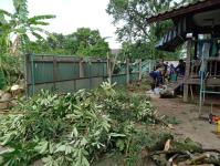 ดับเพลิงนครแม่สอด ออกตัดต้นไม้ล้มทับรั้วบ้านประชาชน ชุมชนประชารักษ์