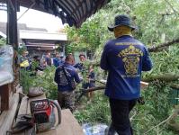 ดับเพลิงนครแม่สอด ออกตัดต้นไม้ล้มทับรั้วบ้านประชาชน ชุมชนประชารักษ์