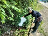 ดับเพลิงนครแม่สอด ออกจับงูบ้านประชาชน ชุมชนร่วมแรง