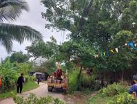 ดับเพลิงนครแม่สอด ออกตัดต้นไม้พาดผ่านสายไฟฟ้า บริเวณบ้านสิงโตรีสอร์ท