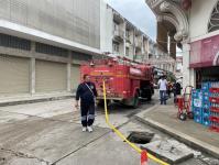 ดับเพลิงนครแม่สอด ออกฉีดดันท่อระบายน้ำ บริเวณหน้าร้านตั้งคิมเชียง