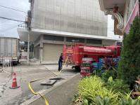 ดับเพลิงนครแม่สอด ออกฉีดดันท่อระบายน้ำ บริเวณหน้าร้านตั้งคิมเชียง